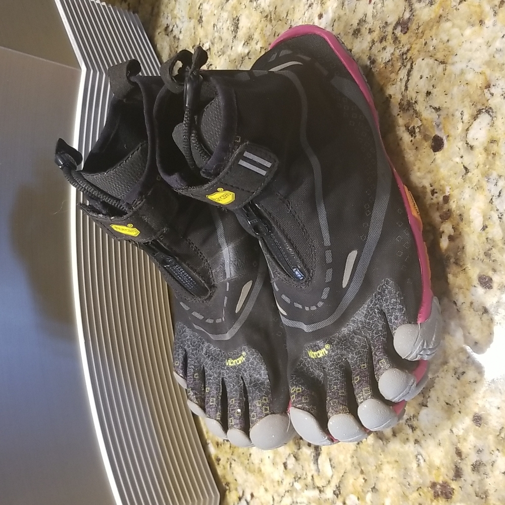 Vibram Fivefinger water shoe